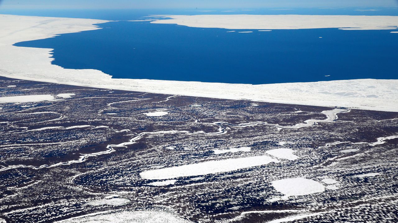 ΜΠΑΡΟΟΥ, ΑΚ - 15 ΙΟΥΝΙΟΥ: Σε αυτήν την αεροφωτογραφία, φαίνονται λίμνες που προκαλούνται από το λιώσιμο του μόνιμου παγετού στις 15 Ιουνίου 2017 στο Μπάροου, Αλάσκα, ΗΠΑ.