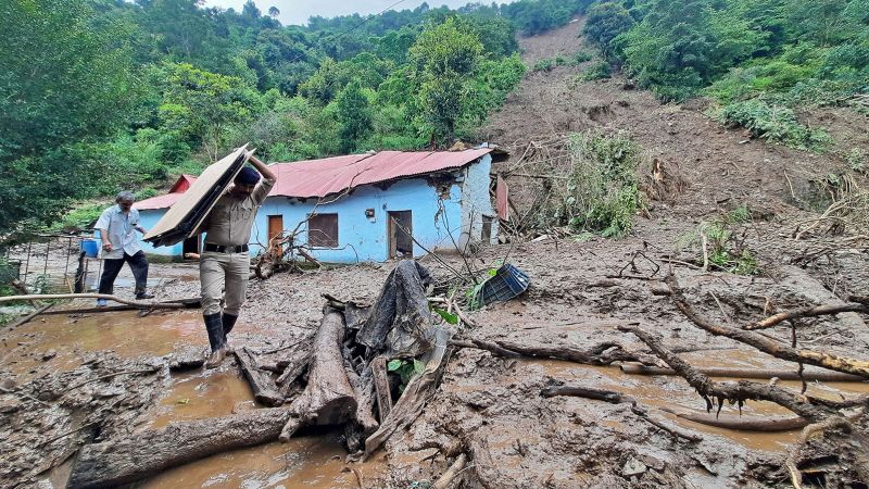 Наводнение причини срутването на храм в северния индийски щат Химачал