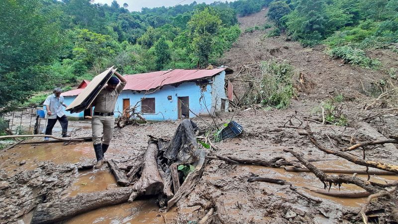 Наводнение в штате Химачал-Прадеш: до 25 человек оказались в ловушке под обрушившимся храмом на севере Индии, из-за проливных дождей погиб по меньшей мере 41 человек.