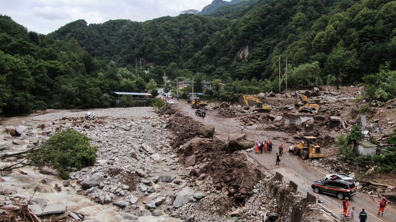 Проливни дъждове донесоха смъртоносни внезапни наводнения и свлачища в северозападен Китай