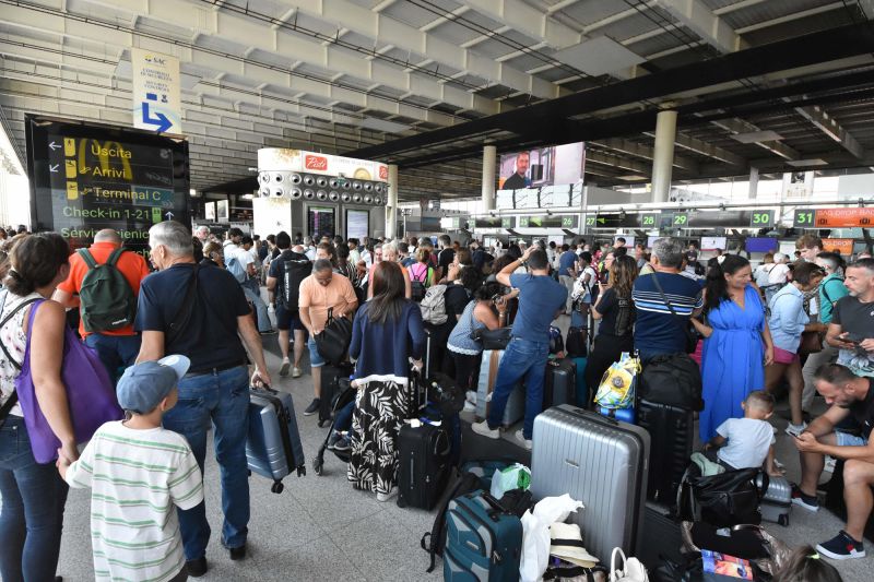 Mount Etna Volcanic cloud closes Sicily s Catania airport after