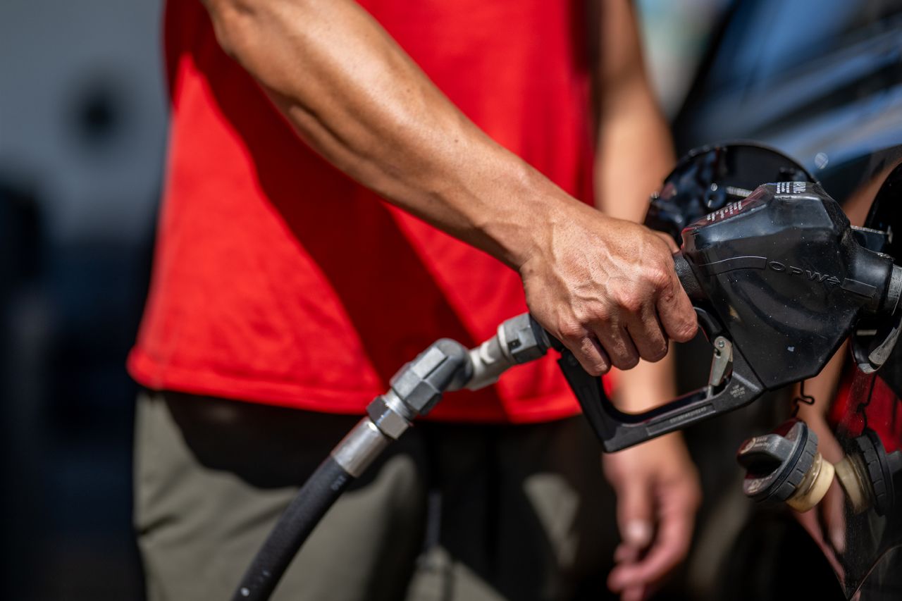 El 3 de agosto de 2023, se enviará un gas por bomba en un stand de Shellgasa en Austin, Texas.