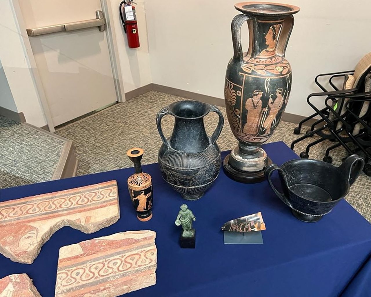 Disa nga antikitetet e kthyera në Itali nga SHBA janë ekspozuar gjatë një ceremonie në Nju Jork, SHBA, 8 gusht 2023.