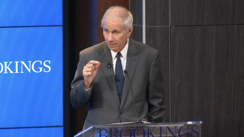 NextImg:FDIC Chair Gruenberg calls for tougher regulations on large regional banks | CNN Business