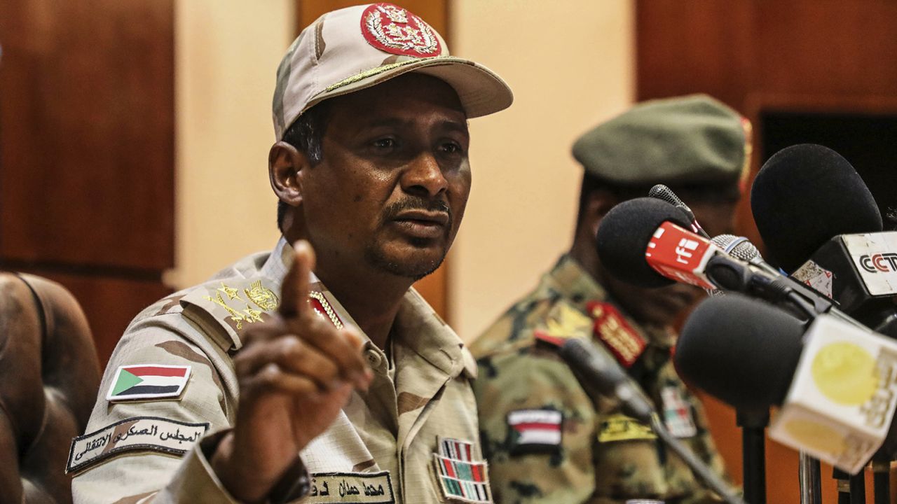 Il leader delle forze di supporto rapido, il generale Mohamed Hamdan Dagalo (Hemedti), parla a una conferenza stampa a Khartoum, in Sudan, nell'aprile 2019.