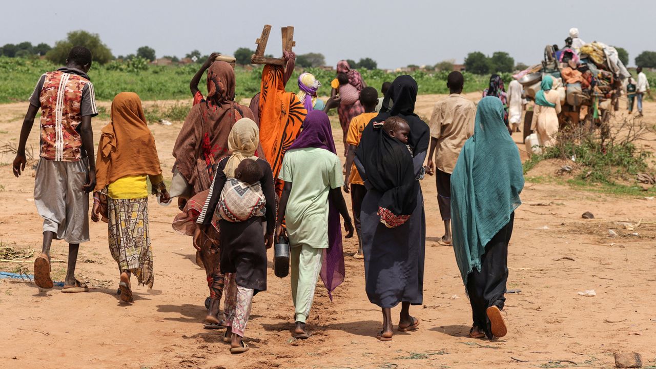 Sudanese people, who fled the conflict in Darfur, cross the Chadian border into Adre on August 2, 2023.