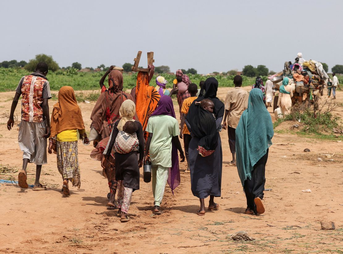 Sudanese people, who fled the conflict in Darfur, cross the Chadian border into Adre on August 2, 2023. 