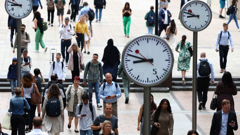 NextImg:UK wages grow at a record pace, nearing the inflation rate | CNN Business