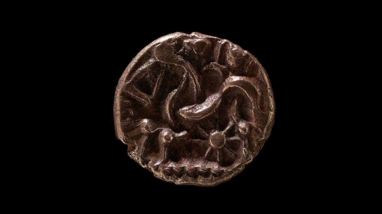 El elaborado diseño de las monedas de oro se deriva de las de Felipe II.