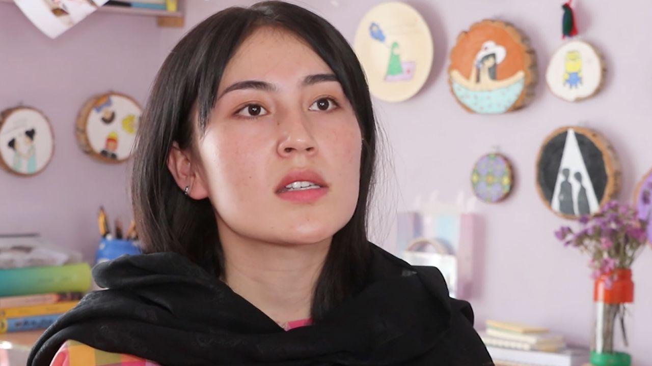 Zahra, una mujer de 20 años en Kabul, Afganistán.