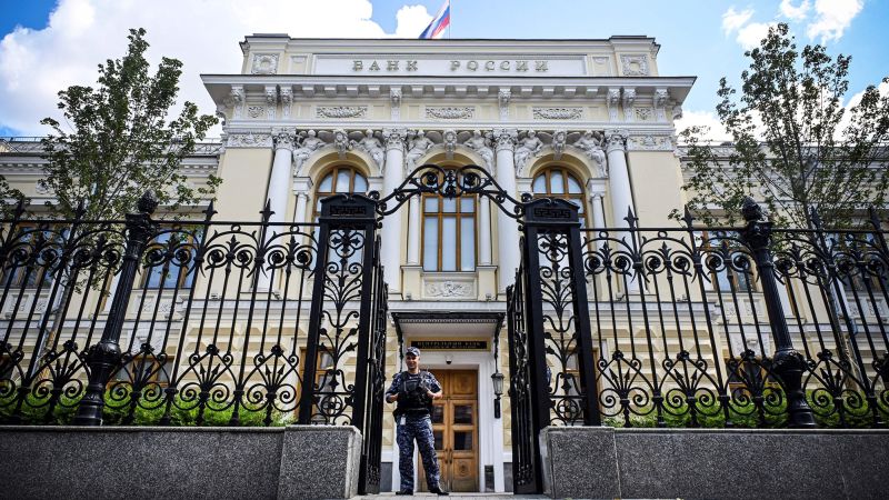 Руската централна банка повишава лихвените проценти до 12% след спада на рублата
