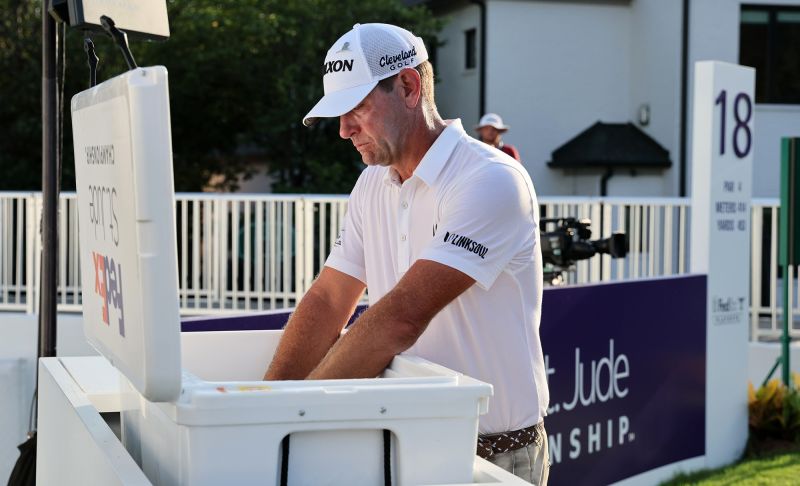 Golf's 'hottest, muggiest day': Golfer puts hands in a ice cooler