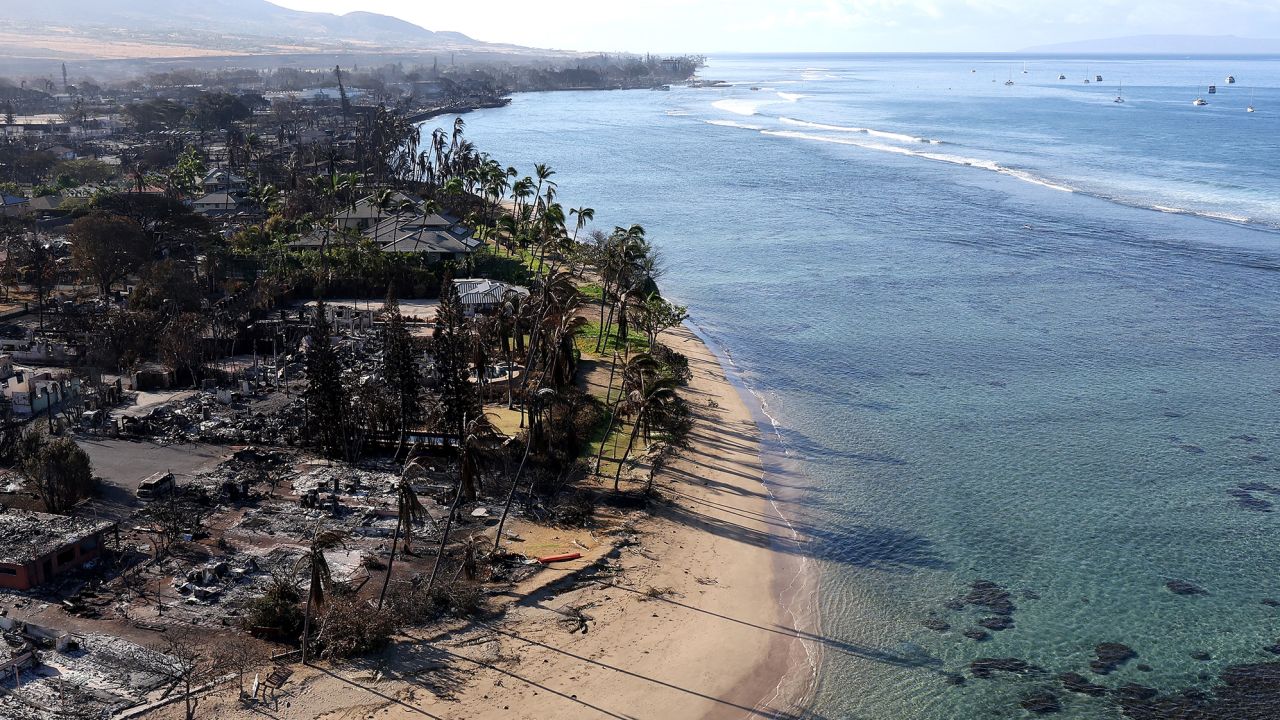 En una vista aérea, se ven casas y negocios que fueron destruidos por un incendio forestal el 11 de agosto de 2023 en Lahaina, Hawái. 