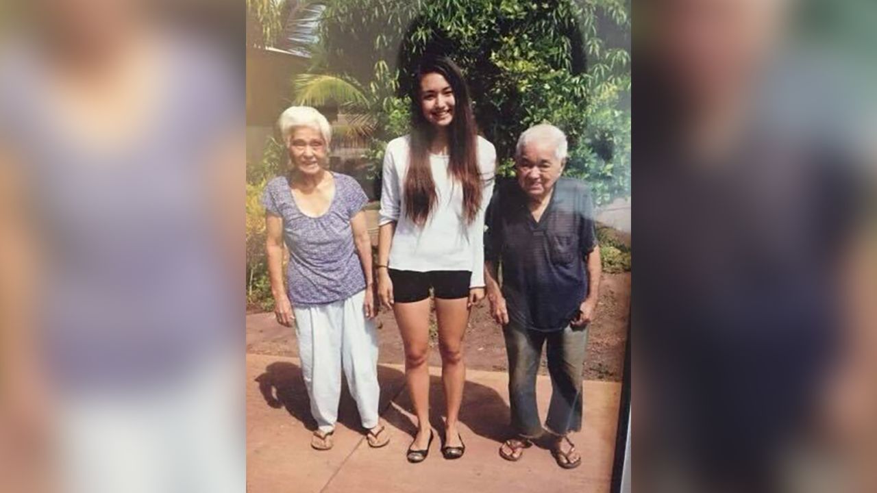 La escritora de negocios de CNN Catherine Thorbecke (centro) con sus difuntos abuelos en Lahaina, Hawái, alrededor de 2013. Sus abuelos fallecieron antes de los incendios de 2023, pero la casa en la que vivían y los jardines que plantaron quedaron destruidos.