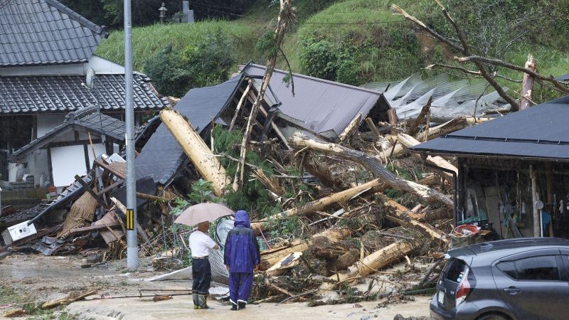 Тайфунът Lan връхлита западна Япония, предизвиква предупреждения за евакуация на 237 000 души