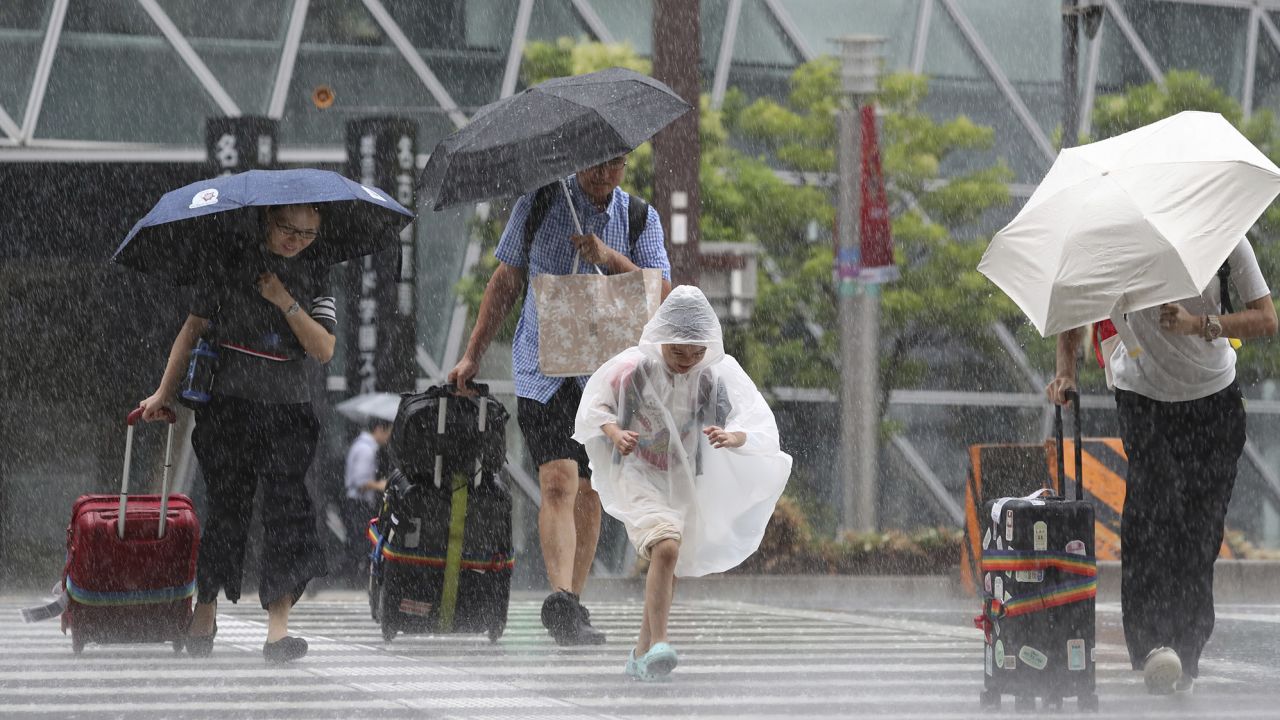 People buffeted by rain in Nagoya City, Aichi Prefecture on Tuesday.
