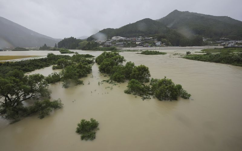 Typhoon Lan Hits Western Japan, Prompts Evacuation Warnings For 237,000 ...