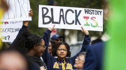 Стотици участват в демонстрацията на Националната мрежа за действие в отговор на отказа на губернатор Рон ДеСантис от гимназиален курс по афроамериканска история, сряда, 15 февруари 2023 г., в Талахаси, Флорида 