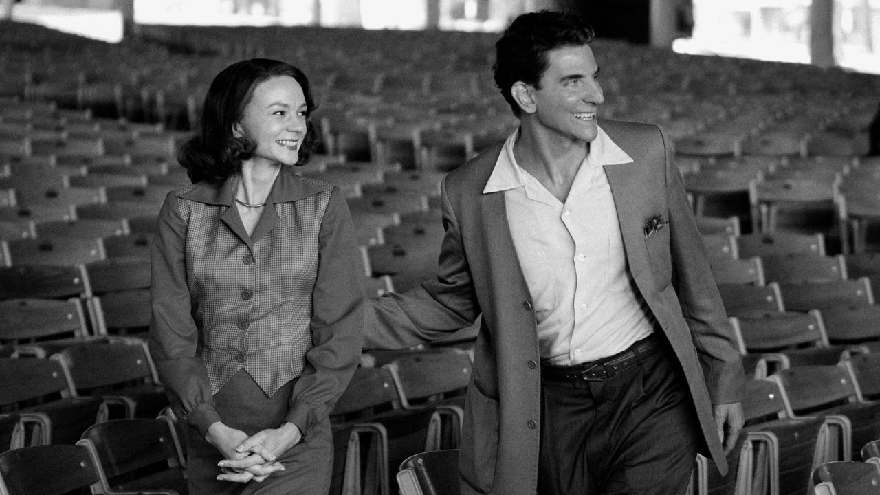 Carey Mulligan como Felicia Montealegre e Bradley Cooper como Leonard Bernstein 
