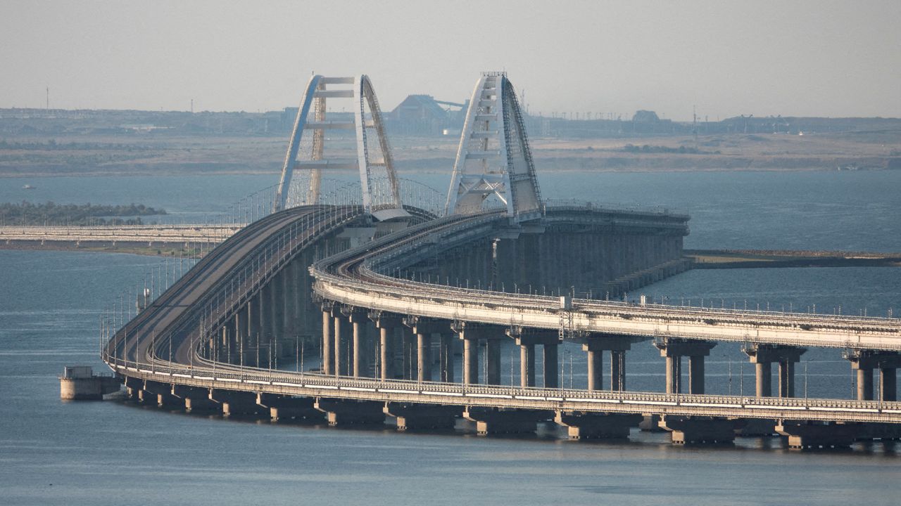 Изглед към Кримския мост, известен също като Керченския мост, единствената пряка връзка между Русия и Кримския полуостров.