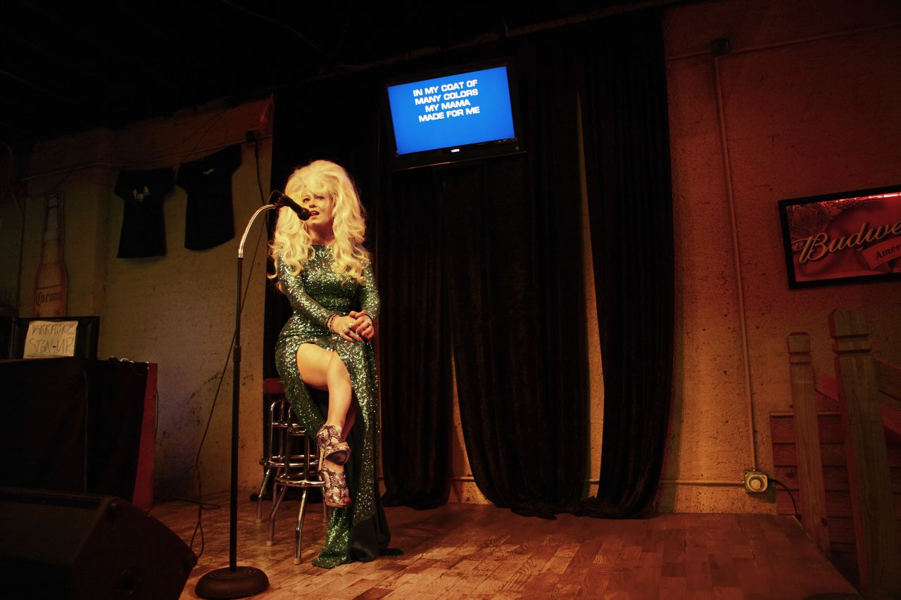On a trip to Nashville, Hawkins stepped onstage to sing “In My Coat of Many Colors” by Parton.
