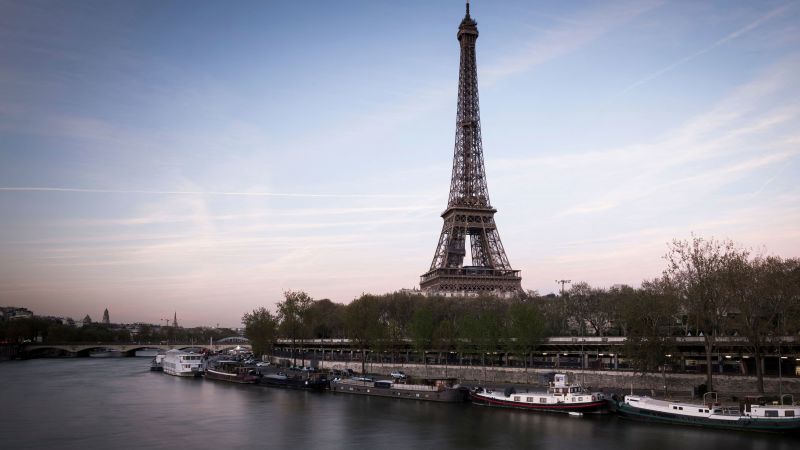 NextImg:Two intoxicated US tourists 'trapped' overnight up the Eiffel Tower | CNN