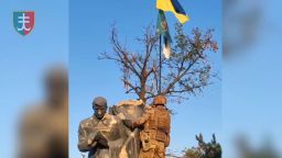  Кадри, разпространени от силите на Киев и геолокирани от CNN, показват войници, които издигат украинското знаме близо до мемориал, посветен на съветските войници, които са се сражавали през Втората световна война, в Урожайне. class=