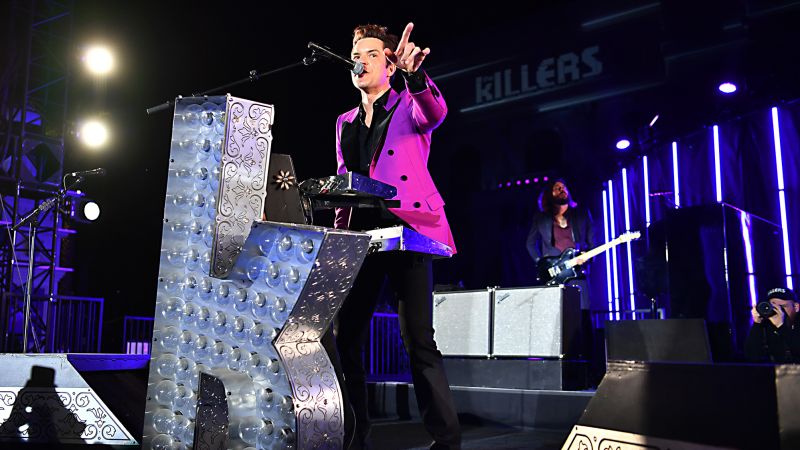 The Killers се извиняват, след като бяха освирквани на концерта в Грузия заради забележката на руския „брат“