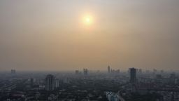Изглед от въздуха показва силуета на Джакарта с лоши нива на качество на въздуха на 11 август 2023 г. 