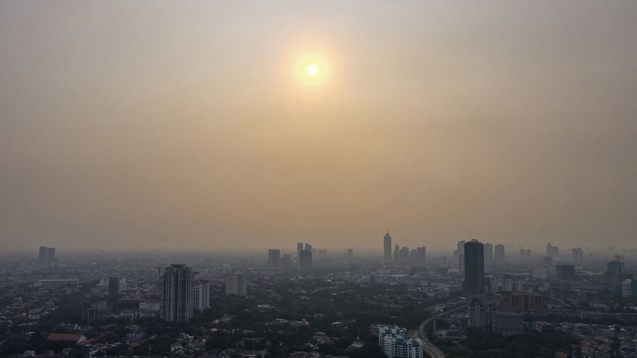Горизонтът на Джакарта на 11 август.
