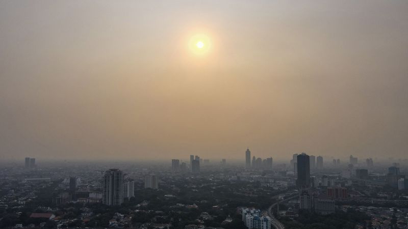 Джакарта е най-замърсеният град в света. И лидерът на Индонезия може да има кашлица, за да го докаже