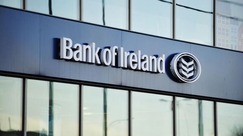 NextImg:Banking glitch allows customers to withdraw money they don't have | CNN Business