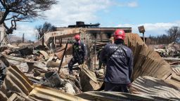 Членове на екипите за градско търсене и спасяване на FEMA Вашингтон 1 и Невада 1 претърсват разрушените квартали в Лахайна, Хавай, в неделя.