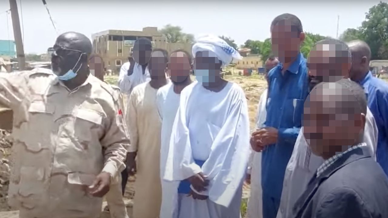 Il comandante della RSF West Darfur, il generale Abdelrahman Juma, che supervisiona un'operazione di "pulizia" nella città.  La CNN ha offuscato questa immagine per proteggere le identità.