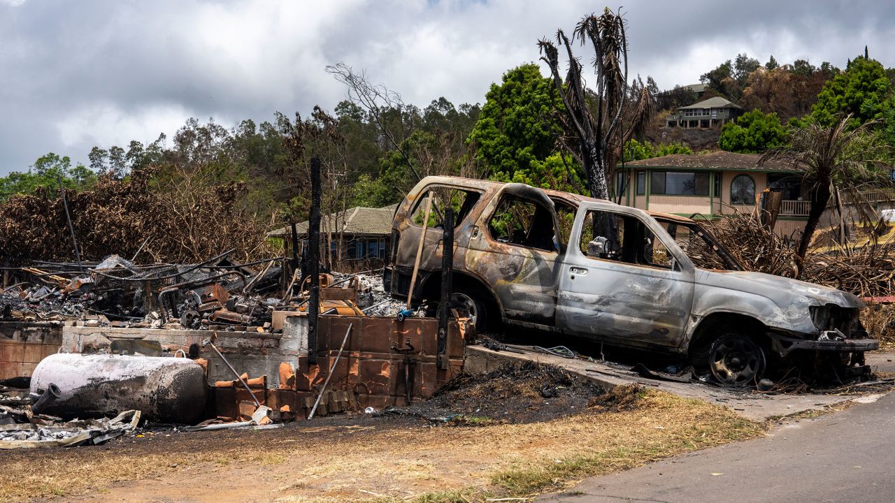 Комовете и имуществото са унищожени в Мауи.
