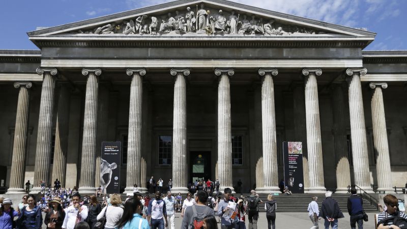Директорът на Британския музей се оттегли на фона на разследване