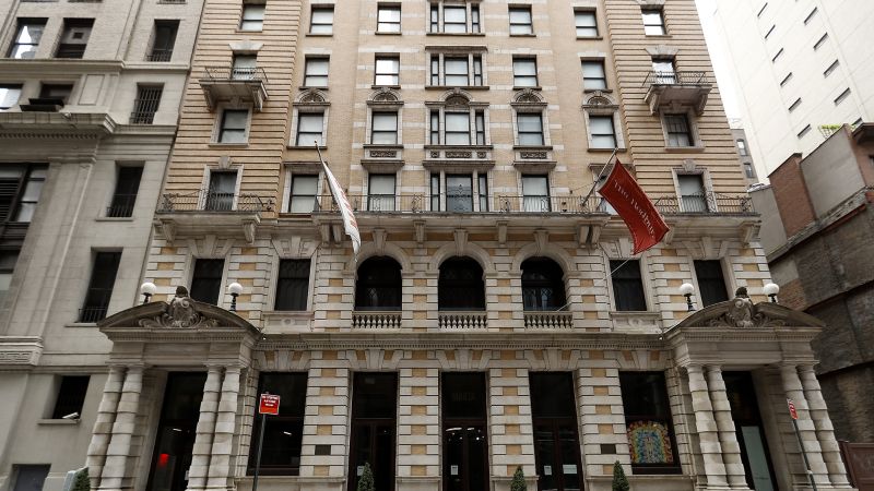 Дани Майер затваря два ресторанта в хотел в Ню Йорк, превърнат в приют за мигранти