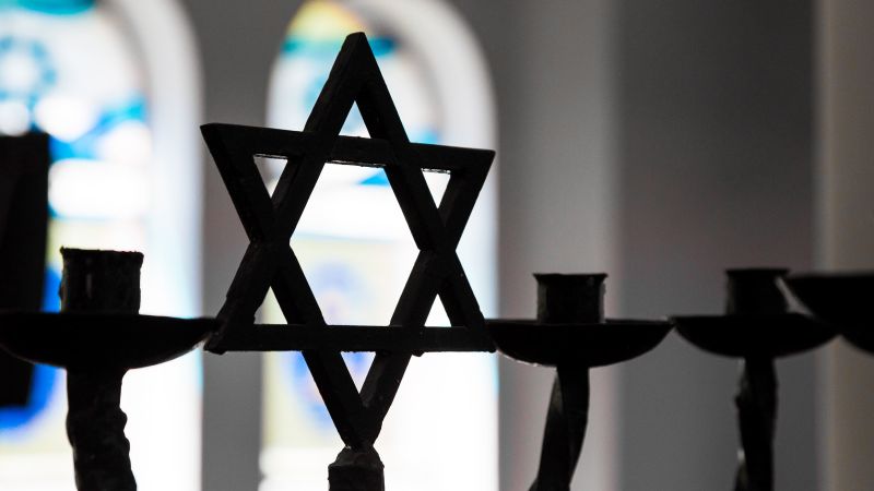 Властите разследват поредица от измамни обаждания и бомбени заплахи, насочени към синагоги в 10 щата