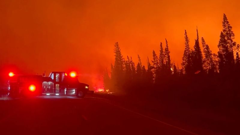 Стотици горски пожари, бушуващи в северозападните територии на Канада, предизвикват евакуации в това, което властите наричат ​​„кризисна ситуация“