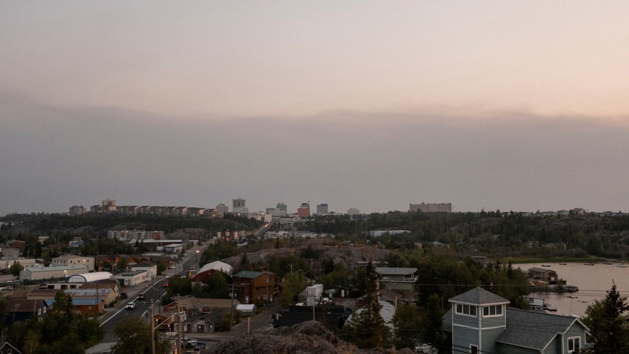 La fumée dérive vers la ville de Yellowknife après la déclaration de l'état d'urgence dans les Territoires du Nord-Ouest du Canada le 15 août.