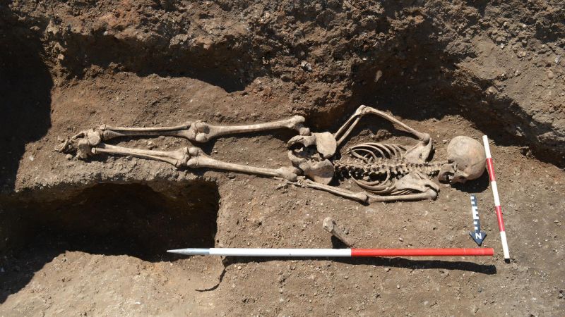 Средновековно момиче, погребано с лицето надолу, глезените вероятно са вързани, за да се предотврати „връщането“ от гроба