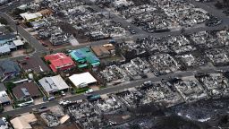 TOPSHOT. Аерофотознімок, зроблений 10 серпня 2023 року, показує зруйновані будинки та будівлі, згорілі дотла в Лахайні внаслідок лісових пожеж на заході Мауї, Гаваї. Щонайменше 36 людей загинули після того, як швидка лісова пожежа перетворила Лахайну на попіл, повідомили офіційні особи 9 серпня 2023 року, коли відвідувачі, яких попросили покинути острів Мауї, опинилися заблокованими в аеропорту. Пожежі почалися на початку 8 серпня, випаливши тисячі акрів і поставивши під загрозу будинки, підприємства та життя 35 000 людей на Мауї, йдеться в заяві Гавайського управління з надзвичайних ситуацій. (Фото Patrick T. Fallon/AFP) (Photo by PATRICK T. FALLON/AFP через Getty Images)
