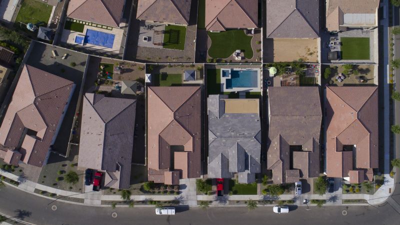 NextImg:Mortgage rates soar to their highest level in 21 years | CNN Business