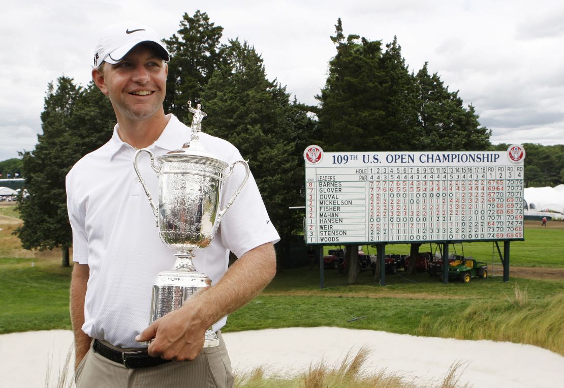 Lucas Glover of the U.S. holds the trophy after winning the U.S. Open golf championship on the Black Course at Bethpage State Park in Farmingdale, New York, June 22, 2009.     REUTERS/Mike Segar (UNITED STATES SPORT GOLF)