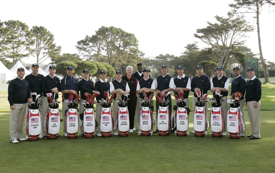 The U.S. team poses for a group photo on a practice day for the Presidents Cup golf tournament in San Francisco, California October 6, 2009. From left are team captain Fred Couples, Stewart Cink, Lucas Glover, Zach Johnson, Anthony Kim, Justin Leonard, former U.S. President Bill Clinton, basketball legend Michael Jordan, Hunter Mahan, Phil Mickelson, Sean O'Hair, Kenny Perry, Steve Stricker, Tiger Woods and captain's assistant Jay Haas.  REUTERS/Robert Galbraith (UNITED STATES SPORT GOLF)