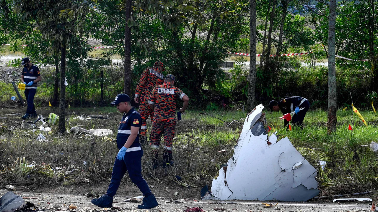 Malaysia plane crash 10 people dead