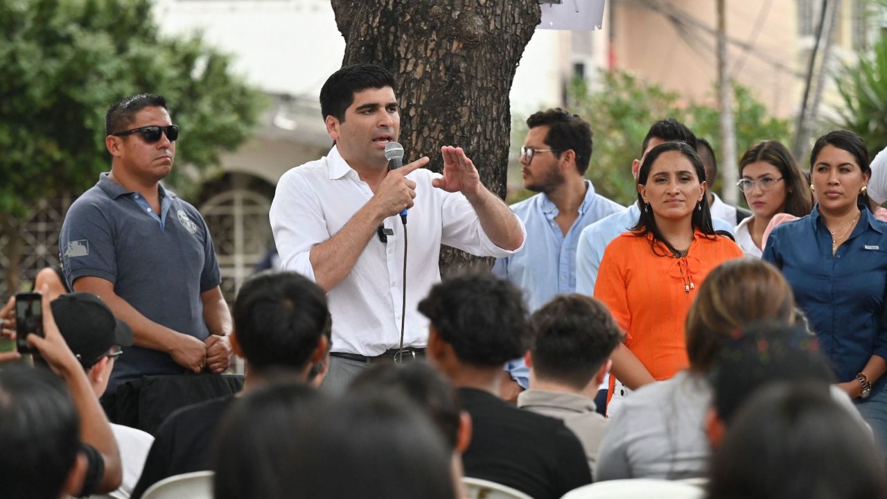 Otto Sonnenholzner (C), speaks next to his running mate, vice presidential candidate Erika Paredes (R), during a meeting with young people at Los Faroles Park in Guayaquil, Ecuador, on August 15, 2023. 