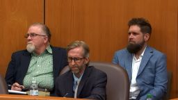 Грегъри Кейс, вляво, и Брандън Кейс, вдясно, в съда в четвъртък. Съдията обяви грешка в процеса. class=