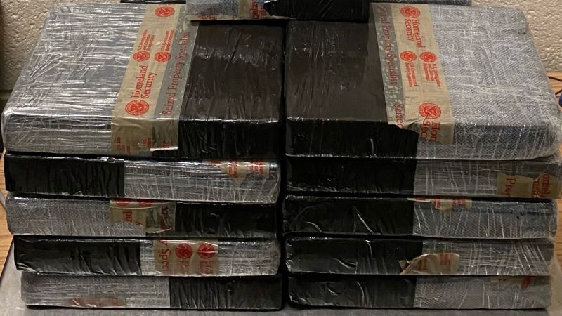 Американски митничари в Тексас откриха близо две дузини пакета кокаин