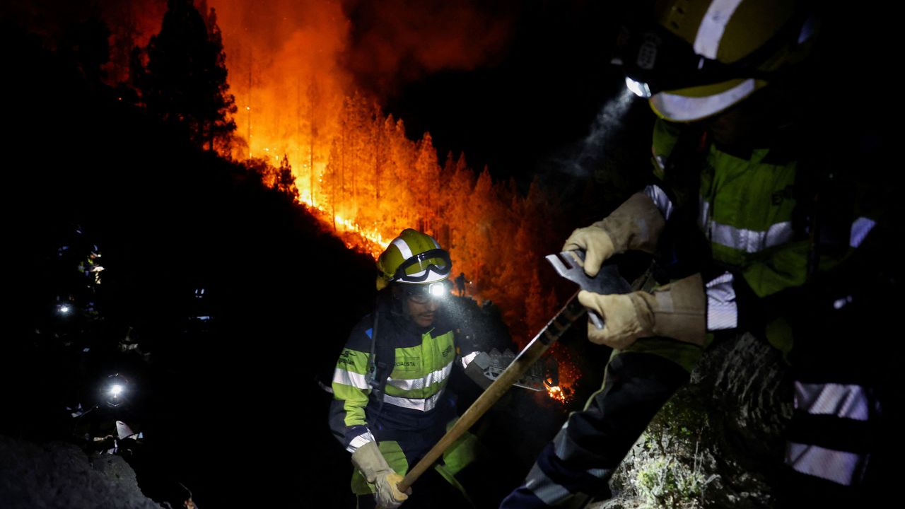  Горски пожарникари работят по време на гасене на горски пожар в Арафо на остров Тенерифе, Канарски острови, Испания, 16 август 2023 г. 
